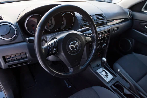 O interior do carro Mazda 3 com vista para o volante — Fotografia de Stock
