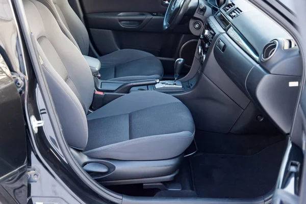 Cómodos asientos delanteros dentro del coche: el conductor y el pasajero —  Fotos de Stock