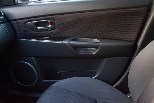 L'intérieur de la voiture avec une vue sur la porte passagers avec — Photo