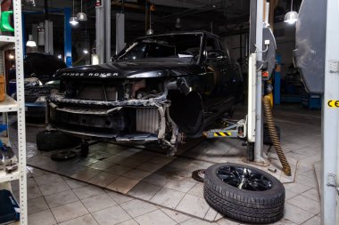 Kullanılmış siyah araç Land Rover Range Rover çarpışmadan parçalanmış.