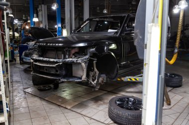 Kullanılmış siyah araç Land Rover Range Rover çarpışmadan parçalanmış.