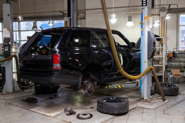 Kullanılmış siyah araba. Tamponsuz ve tekerleksiz.-