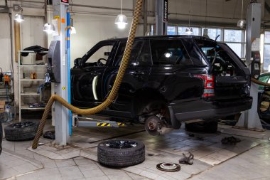 Kullanılmış siyah araç Land Rover Range Rover çarpışmadan parçalanmış.
