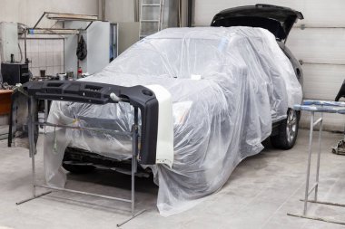 Otomatik tampon parçası raflarda boyandıktan sonra kurulur