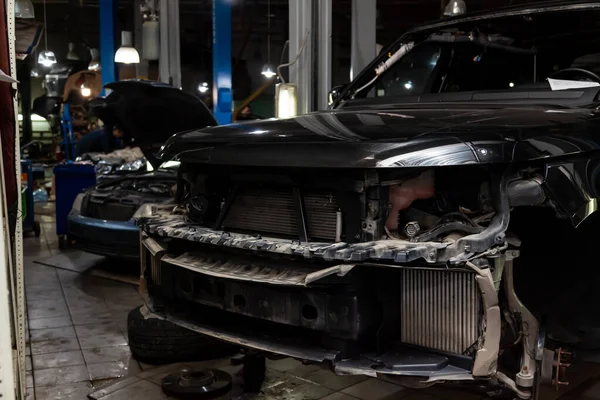 Carro preto usado desmontado sem pára-choques e rodas em um quatro - — Fotografia de Stock