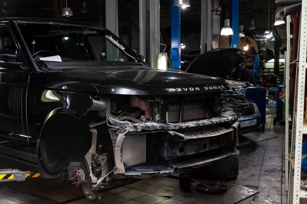 Gebruikte zwarte auto Land Rover Range Rover gedemonteerd zonder hobbel — Stockfoto