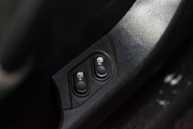 D pencerelerini açmak ve kapatmak için eski kötü kontrol düğmeleri