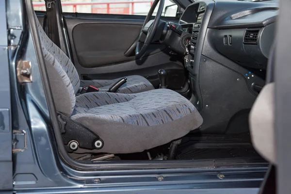 Kursi depan yang nyaman di dalam mobil: pengemudi dan penumpang — Stok Foto