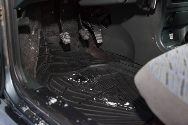 Tappetini sporchi per auto in gomma nera con pedali e freni — Foto Stock