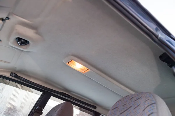 Jasny beżowy sufit w kabinie samochodu sedan po suchym clea — Zdjęcie stockowe