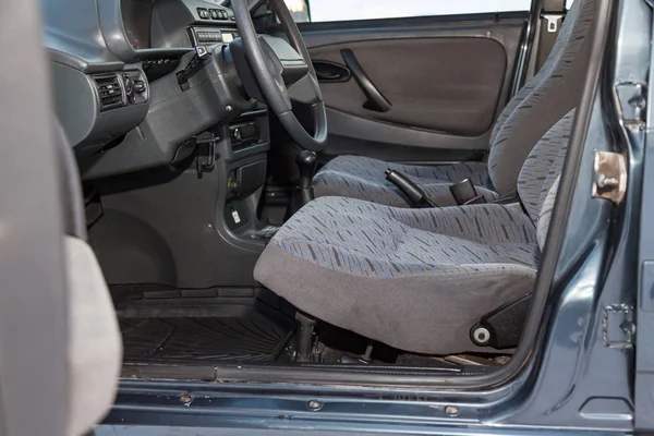 Assentos da frente confortáveis dentro do carro: o condutor e o passageiro — Fotografia de Stock