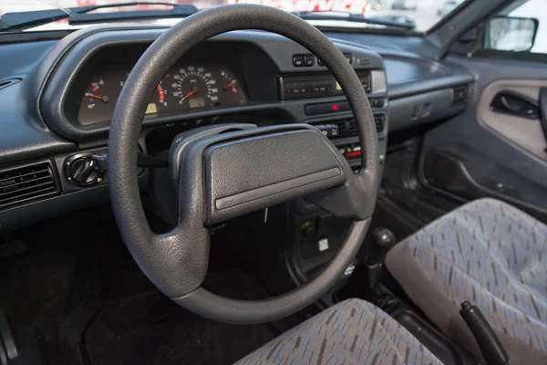 Het interieur van de auto lada 2114 samara met uitzicht op de stee — Stockfoto