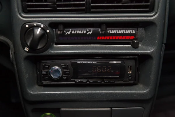 El interior del coche lada 2114 samara con una vista del tablero — Foto de Stock