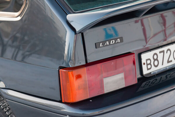 Вид спереди зеленой Лады 2114 года с темно-синим интерьером в экстерьере
