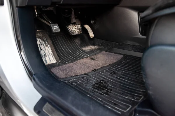 Грязные коврики на полу машины из серого ковра с педалями газа и тормозами i — стоковое фото