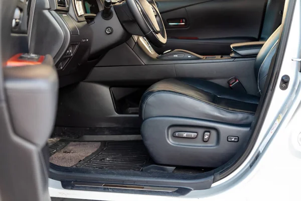 Assentos da frente confortáveis dentro do carro: o condutor e o passageiro — Fotografia de Stock