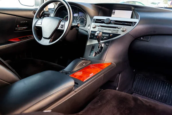 Vista interior com volante e painel de luxo muito — Fotografia de Stock