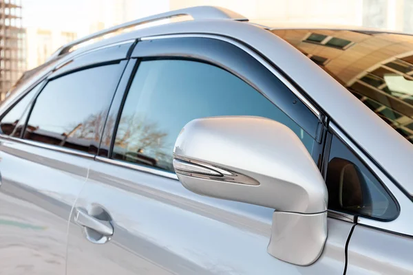 Крупный план бокового правого зеркала и окна кузова автомобиля — стоковое фото