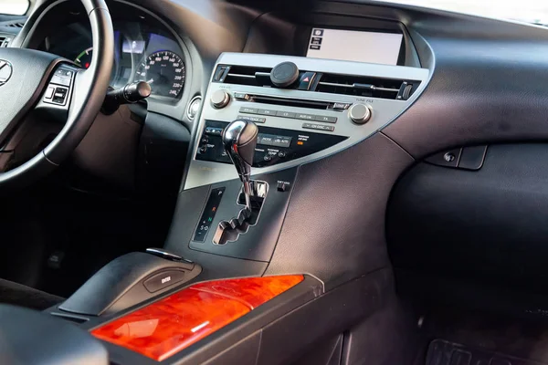 Gösterge paneli ile Lexus Rx450h Hibrid 'in siyah iç görüntüsünü görüntüle — Stok fotoğraf