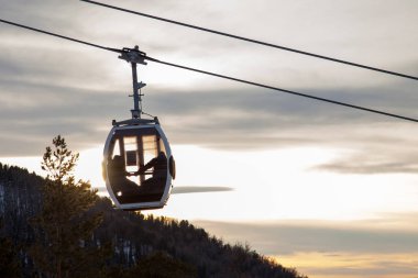 Teleferik kablosu ve kabloda asılı bir kablo. 