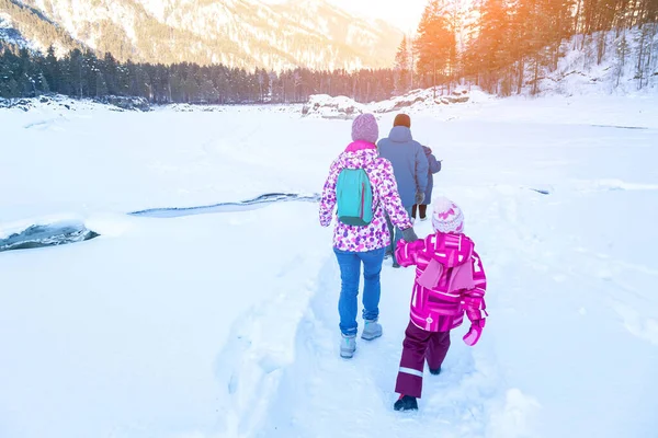 Χειμερινό τοπίο με τους ανθρώπους της οικογένειας περπατώντας σε ένα παγωμένο ποτάμι ή — Φωτογραφία Αρχείου