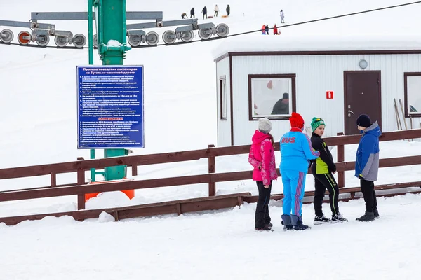 Τέσσερα παιδιά με αθλητικά, το ένα είναι ένα χοντρό κορίτσι με σκι. — Φωτογραφία Αρχείου