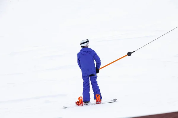 Egy férfi síelő hegyet mászik a fehér hóban kapaszkodva. — Stock Fotó