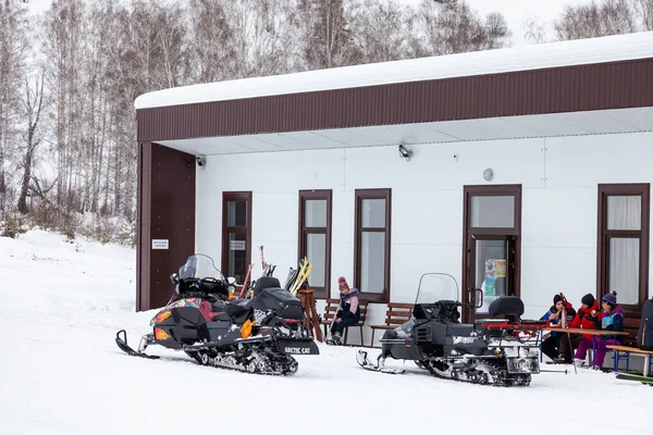 Сніжки біля будинку для оренди лижного обладнання в — стокове фото
