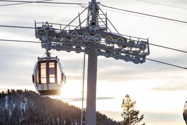 İçinde kablo olan bir gondol kablosu.