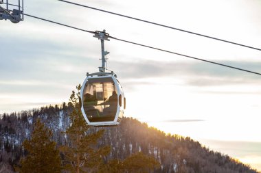 İçinde kablo olan bir gondol kablosu.