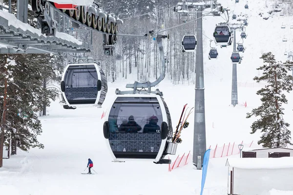 Un teleférico de góndola con una cabina suspendida en un cable en el que si — Foto de Stock