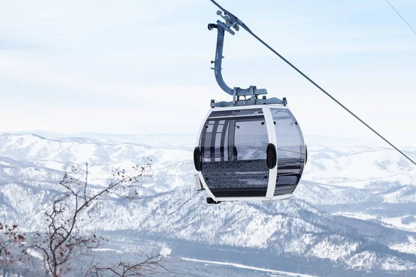 Kabine einer Gondelbahn, die an einem Seil hängt, in dem die Menschen sitzen. — Stockfoto