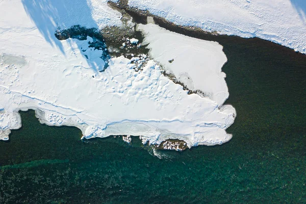 Veduta aerea di un fiume blu e verde con neve e ghiaccio tritato — Foto Stock