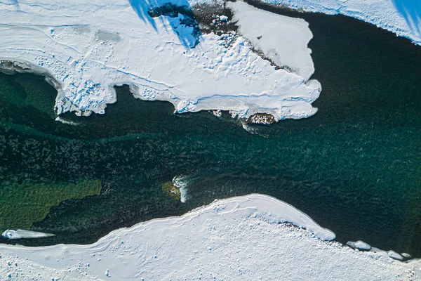 Veduta aerea di un fiume blu e verde con neve e ghiaccio tritato — Foto Stock