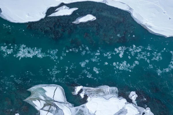 Veduta aerea di un fiume blu e verde con neve e ghiaccio tritato — Foto Stock