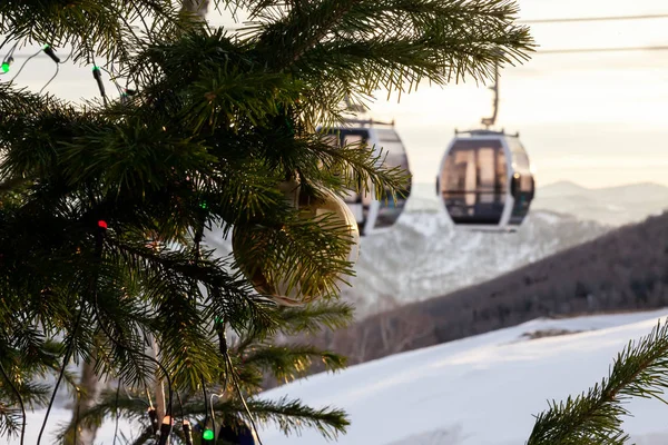Árbol de Navidad con bolas para la decoración en una estación de esquí con — Foto de Stock