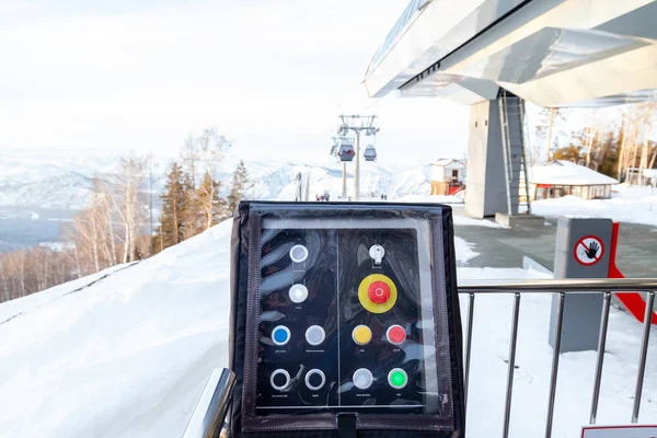 Panel sterowania wyciąg narciarski z dużym czerwonym przyciskiem do zatrzymania i se — Zdjęcie stockowe