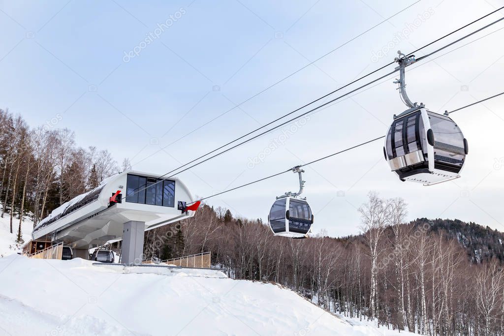 Upper passenger disembarkation point of a gondola cableway with 