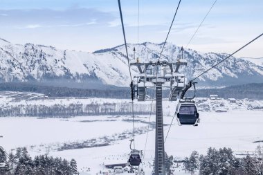Halatın üzerinde asılı duran bir gondol kablosu.