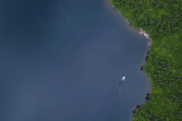 Luchtfoto van het Teletskoe meer met boten bij de kust en — Stockfoto