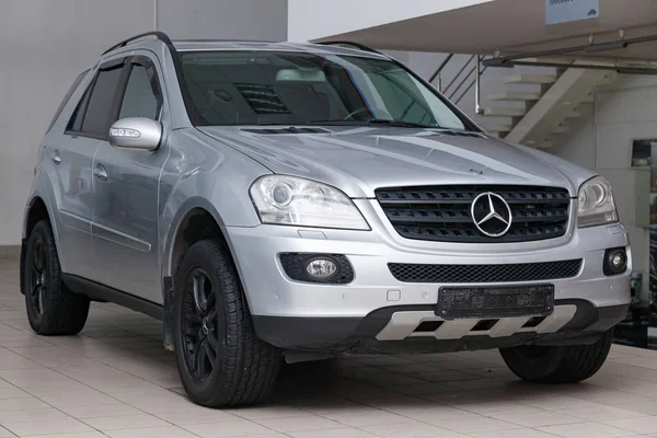 Plata Mercedes Benz ML350 M-class 2007 año vista frontal con dar — Foto de Stock