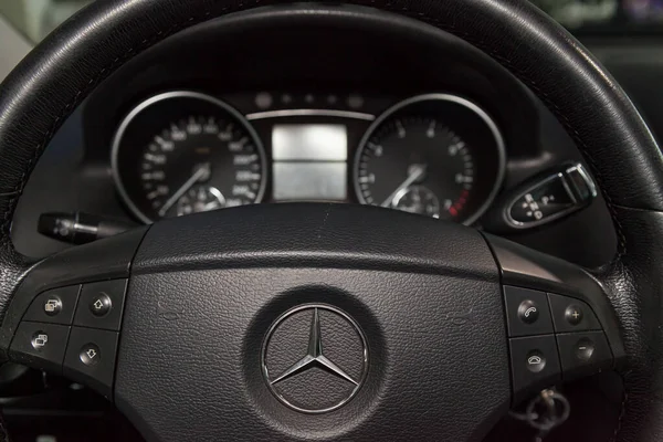 Vue vers l'intérieur noir de la classe Mercedes Benz ML350 M avec tableau de bord — Photo