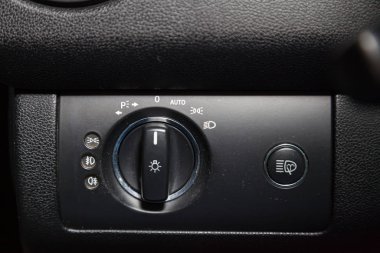 Far anahtarı kontrol düğmelerinde yakın çekim ve otomatik