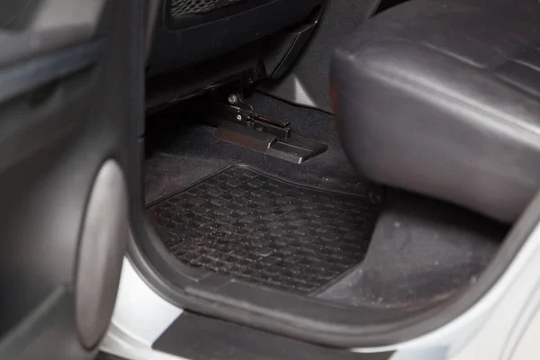 Saubere Fußmatten aus schwarzem Gummi unter dem Beifahrersitz — Stockfoto
