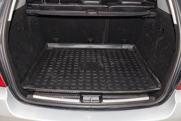 Espaço de bagagem de tronco no corpo do hatchback SUV com r aberto — Fotografia de Stock