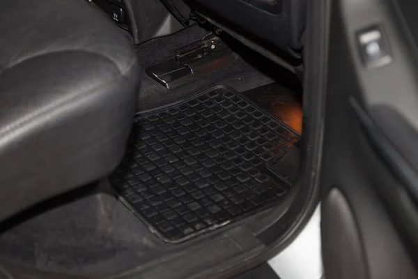 Tikar lantai mobil bersih karet hitam di bawah kursi penumpang belakang i — Stok Foto