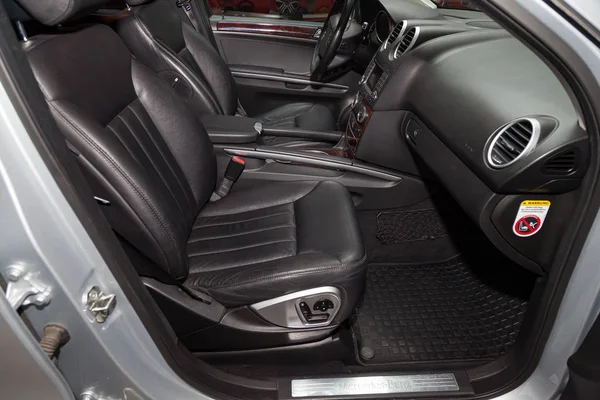 Vista a través de la puerta abierta al interior negro de Mercedes Benz ML35 — Foto de Stock