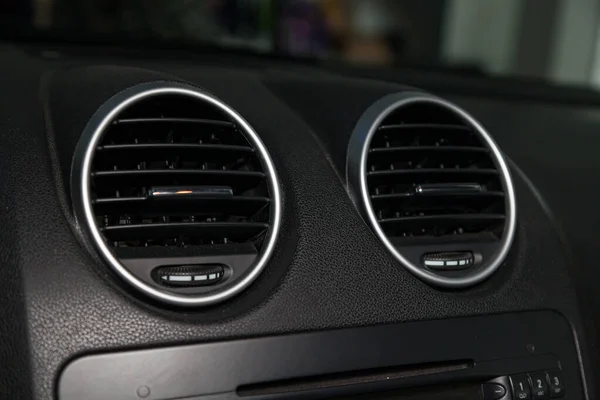 Uma vista de perto de uma parte do interior de um carro de luxo moderno — Fotografia de Stock