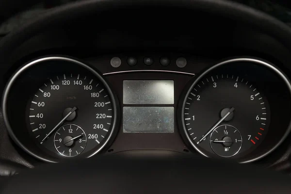 白い矢印、速度計、タコメと車のダッシュボード — ストック写真