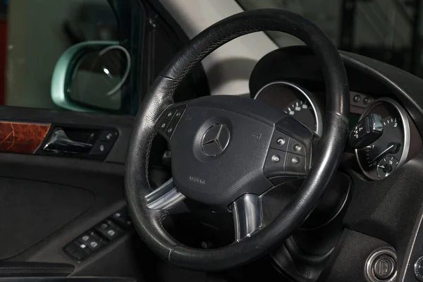Вид на черный интерьер Mercedes ML350 M класса с приборной панелью — стоковое фото